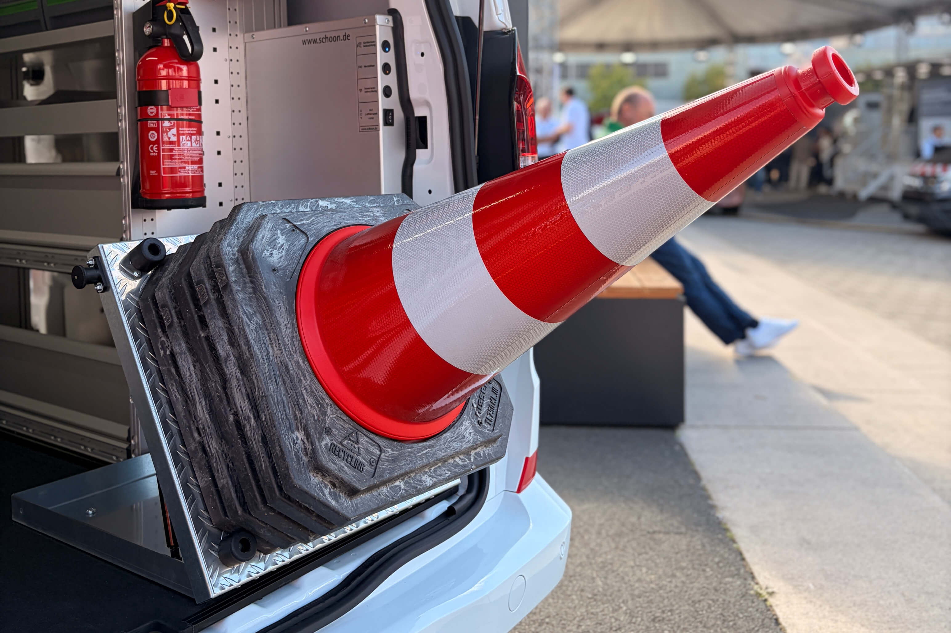 Transporter mit Schoon Innenausbau VWN Freigelände S51 (3)
