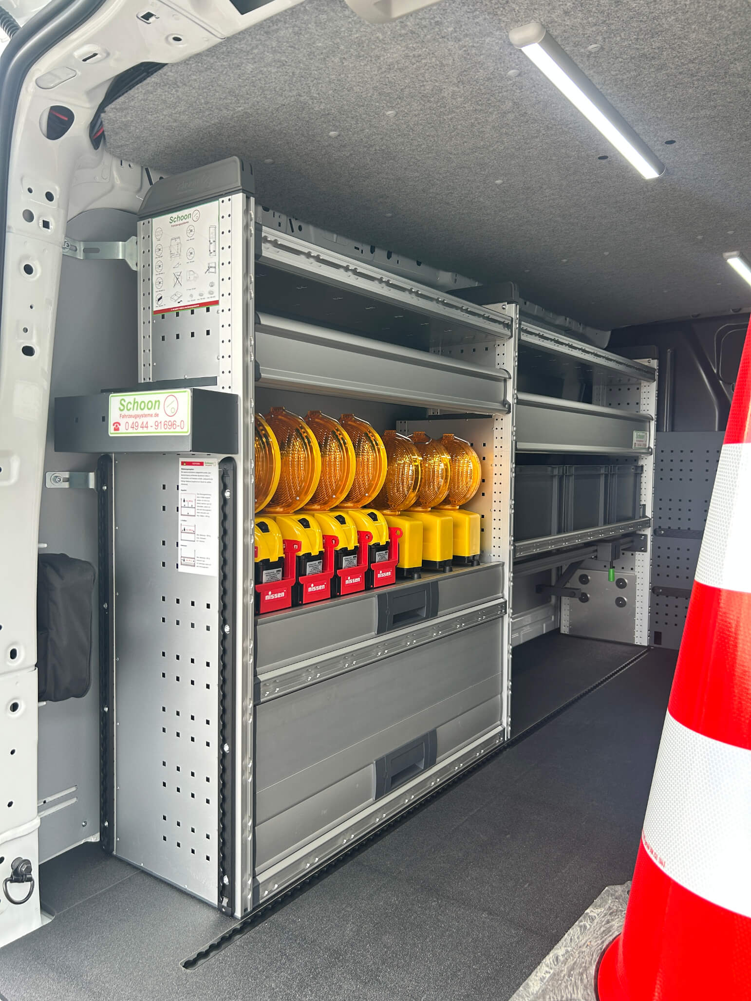 Transporter mit Schoon Innenausbau VWN Freigelände S51 (3)