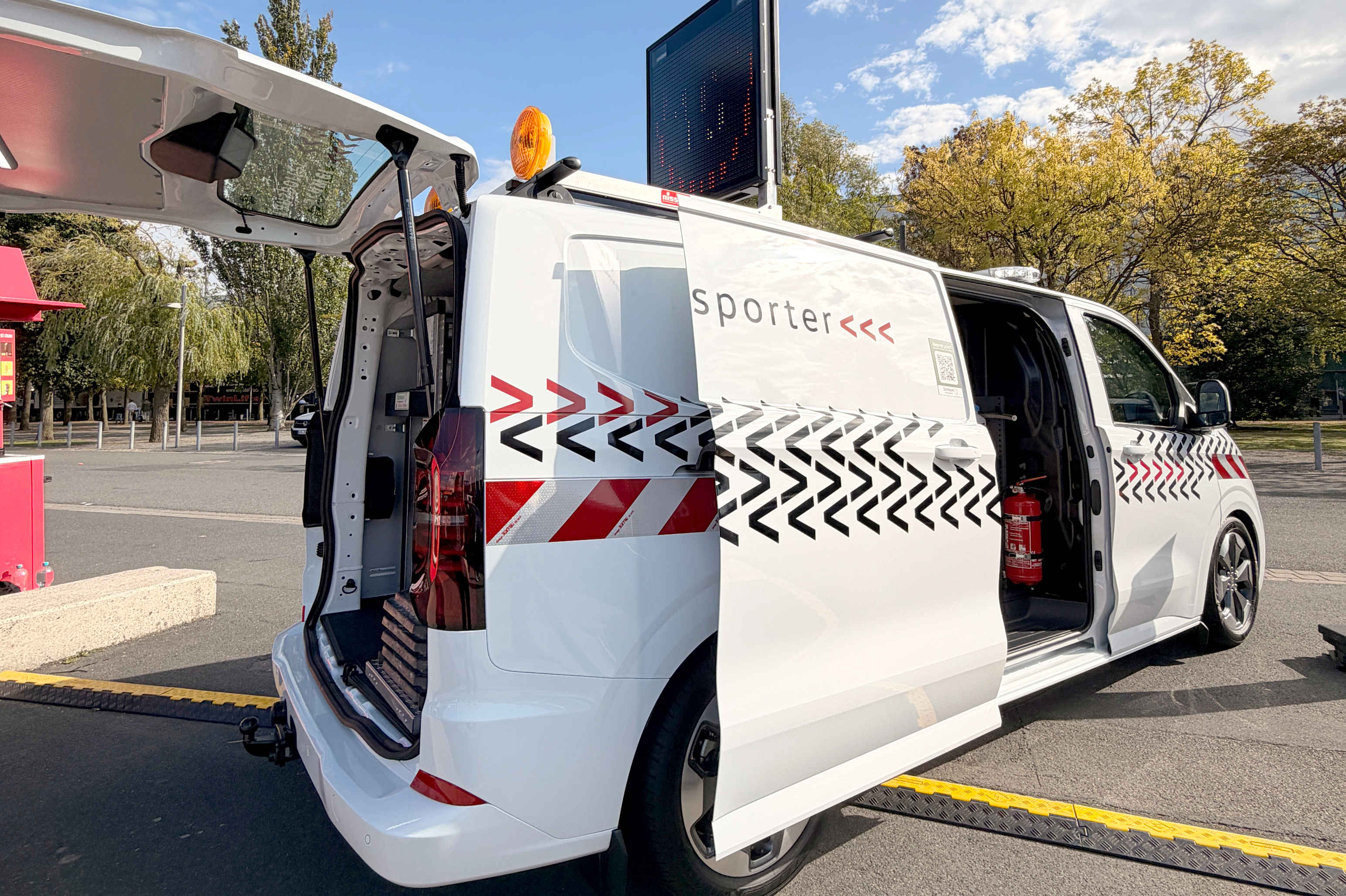 Transporter mit Schoon Innenausbau VWN Freigelände S51 (4)