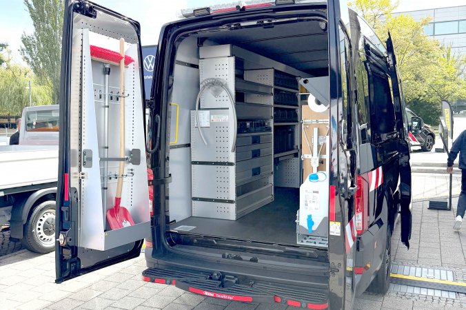 VW Crafter mit Schoon Ausbau, Fahrzeugeinrichtung, Stampferlift, Branchenlösung für Energieversorger IAA 2026, Freigelände S51