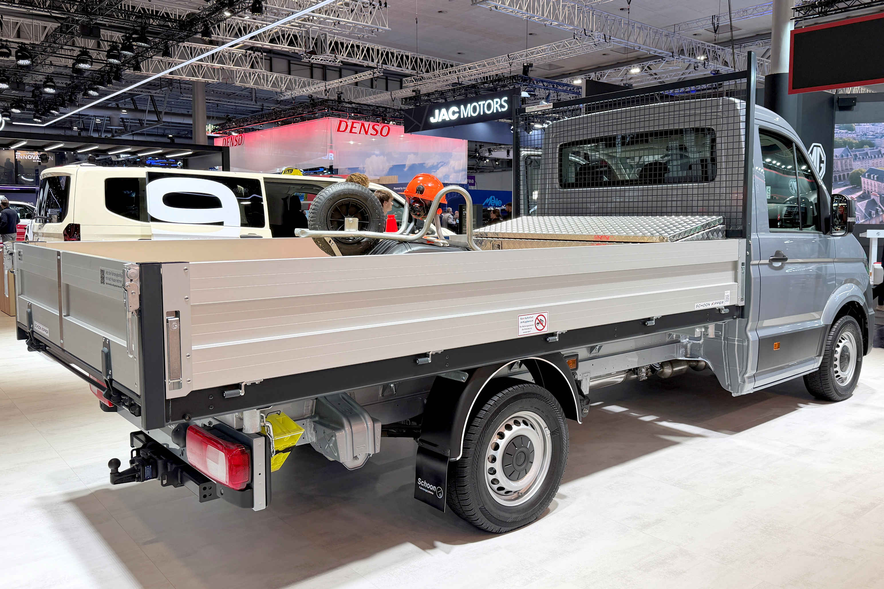 VW Crafter mit Schoon Kipper, Stirnwandgitter, Werkzeugkiste IAA 2026, Halle 12, Stand C03 (1)