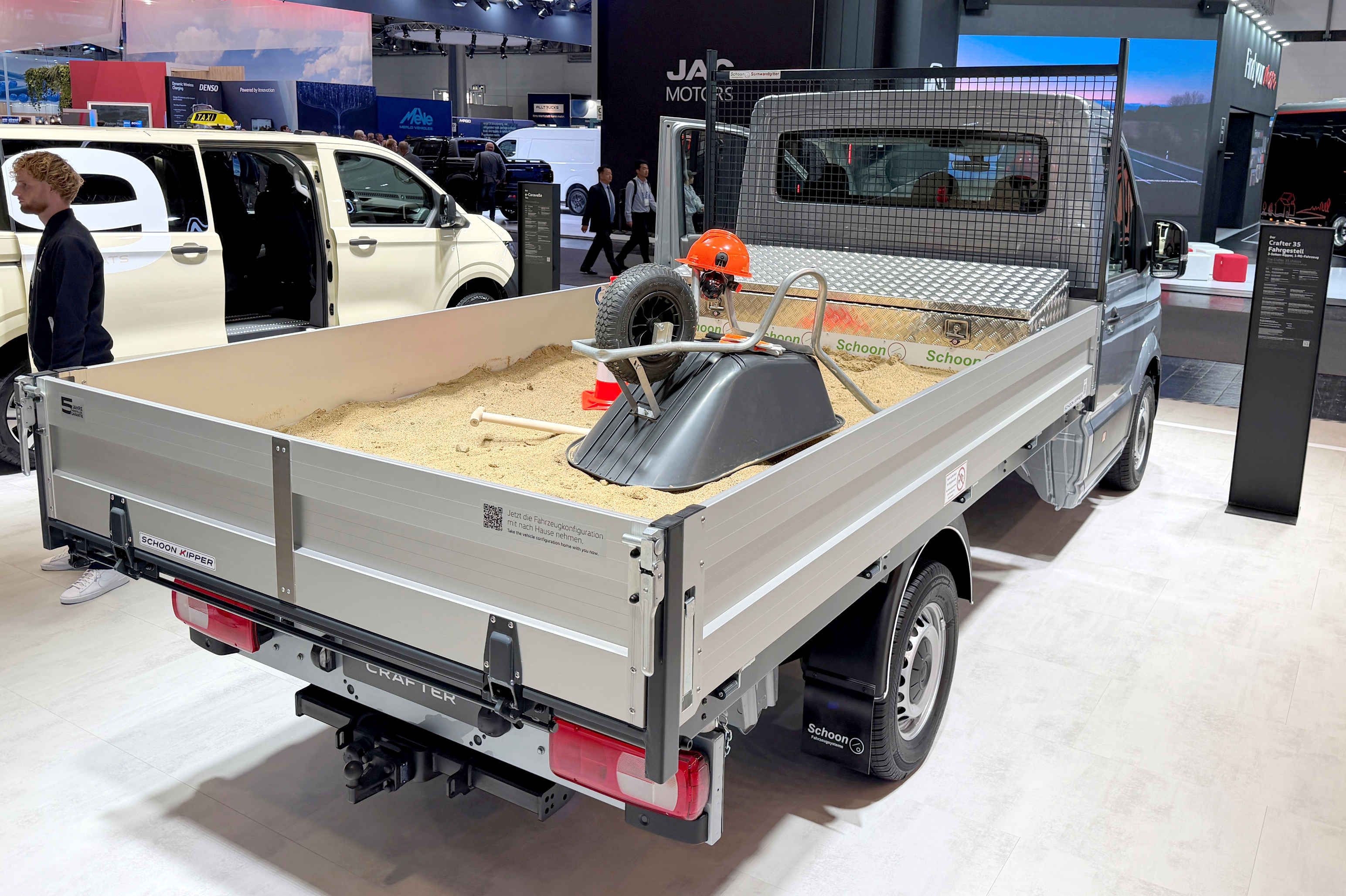 VW Crafter mit Schoon Kipper, Stirnwandgitter, Werkzeugkiste IAA 2026, Halle 12, Stand C03 (2)