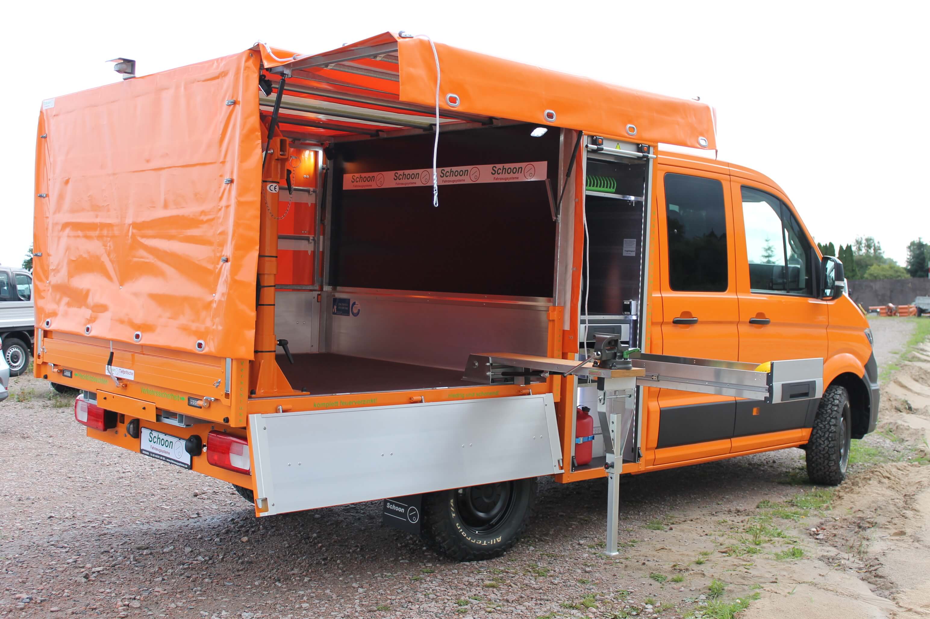 VW Crafter mit Schoon Pritsche, Planen Aufbau, Werkzeug und Gerätekasten, FSK Kran, Waschbecken, Schraubstock (1)