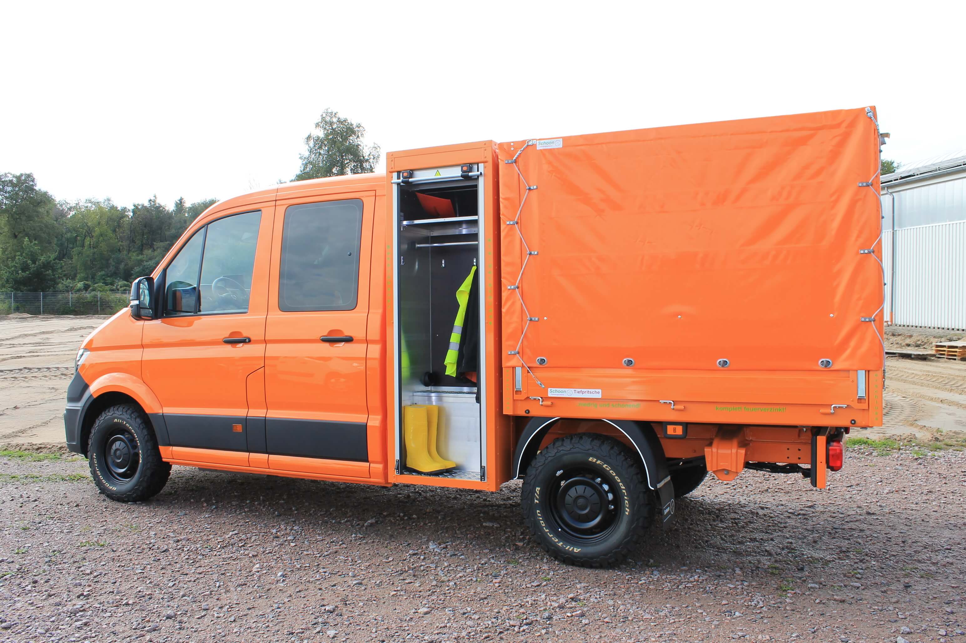 VW Crafter mit Schoon Pritsche, Planen Aufbau, Werkzeug und Gerätekasten, FSK Kran, Waschbecken, Schraubstock (14)