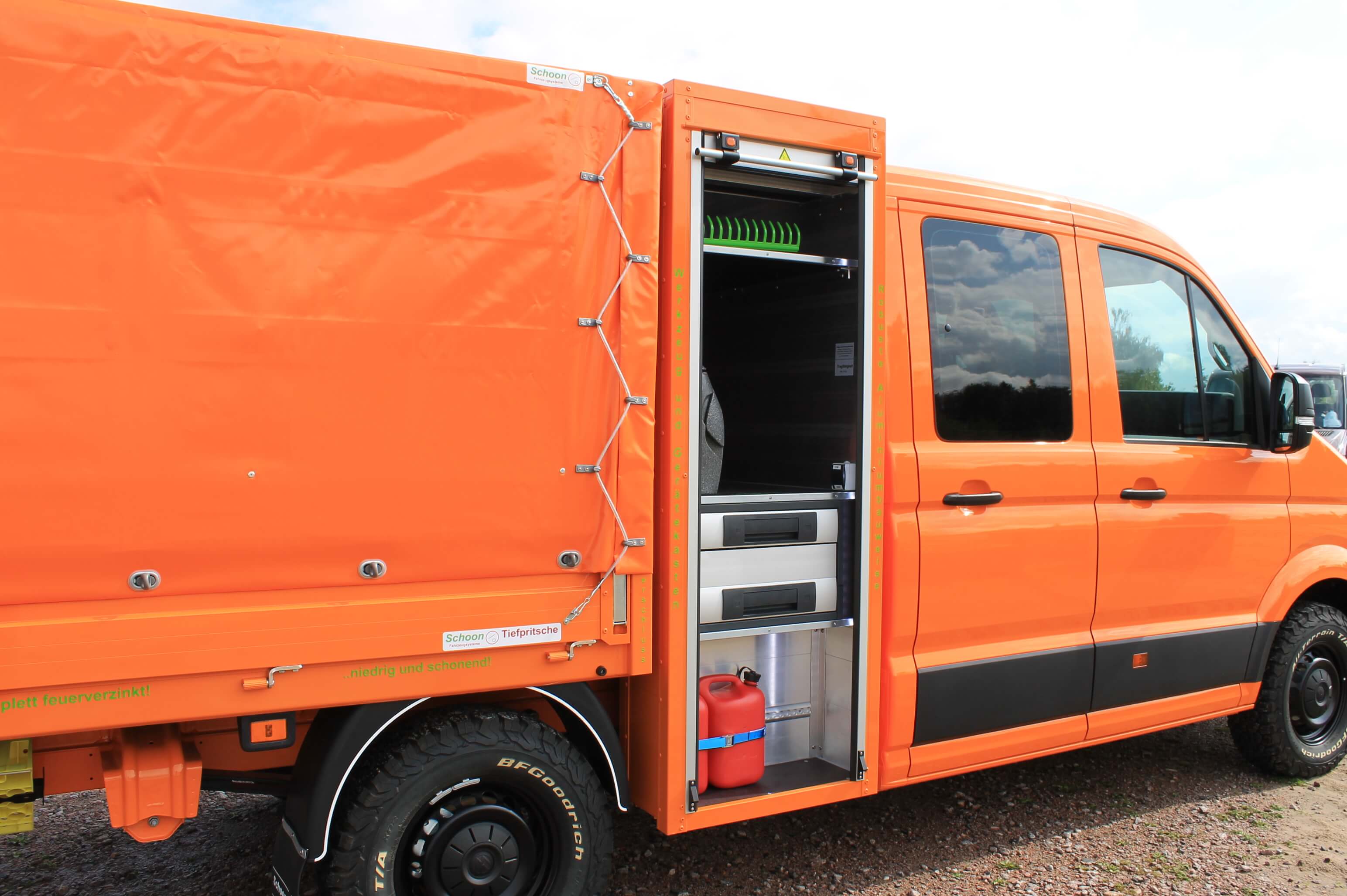 VW Crafter mit Schoon Pritsche, Planen Aufbau, Werkzeug und Gerätekasten, FSK Kran, Waschbecken, Schraubstock (16)