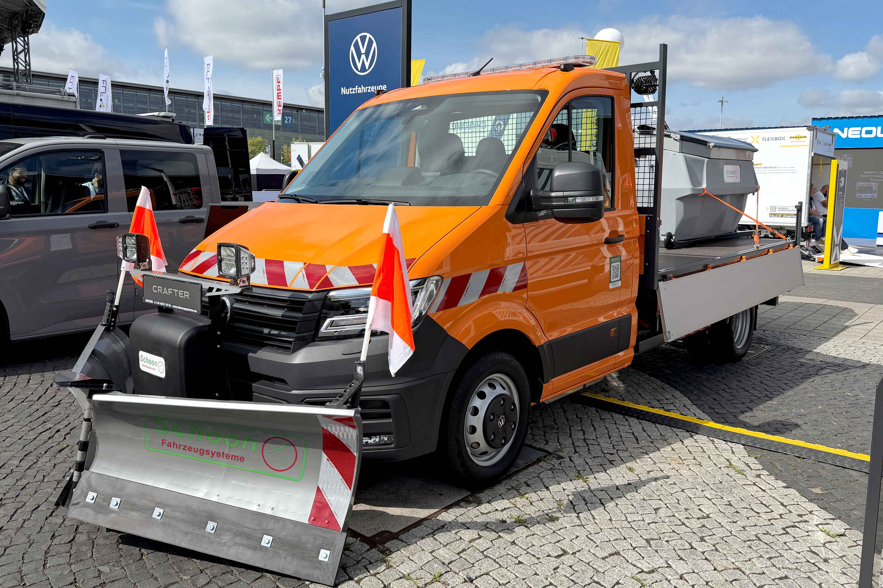 VW Crafter mit Schoon Pritsche, Stirnwandgitter, Winterdienstausrüstung, Schneeschild, Streuer IAA 2026, Freigelände S51 (1)