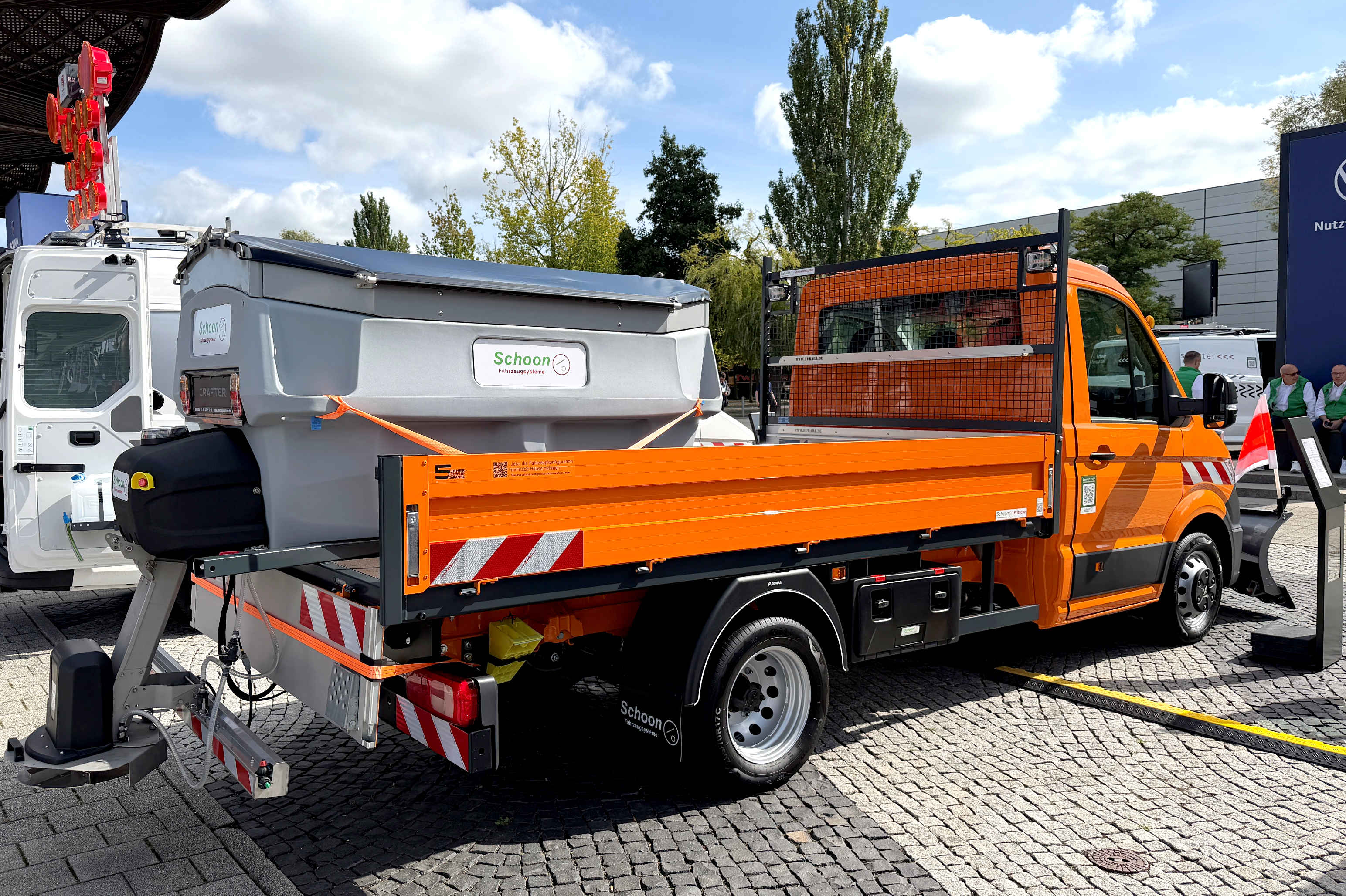 VW Crafter mit Schoon Pritsche, Stirnwandgitter, Winterdienstausrüstung, Schneeschild, Streuer IAA 2026, Freigelände S51 (2)