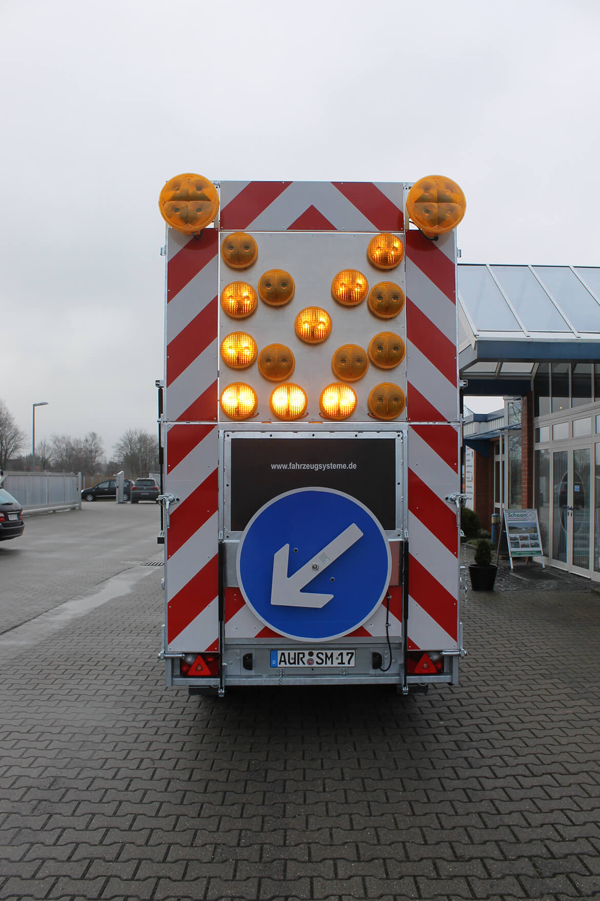 Verkehrsleit Anhänger für Straßenbau mit FSK Kran, Absperranhänger, Verkehrsanhänger (2)