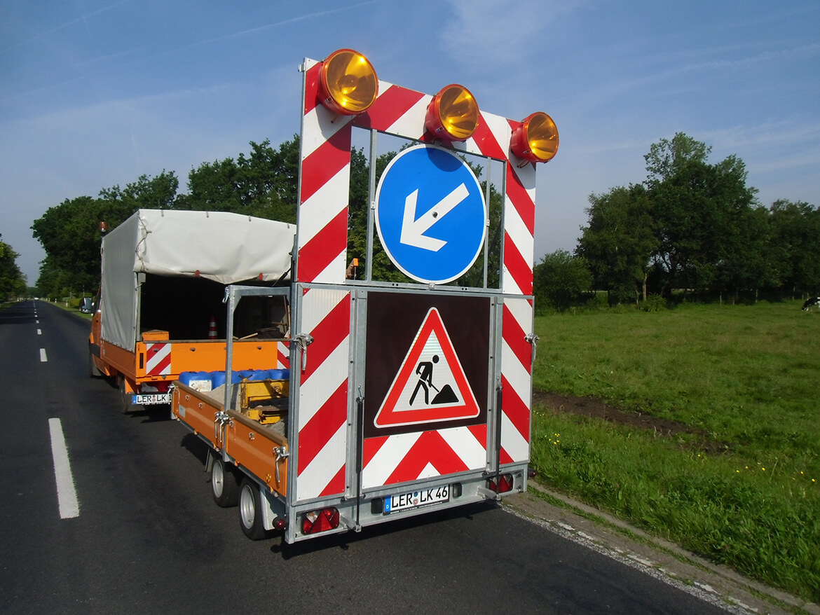 Verkehrsleit Anhänger für Straßenbau mit FSK Kran, Absperranhänger, Verkehrsanhänger (3)