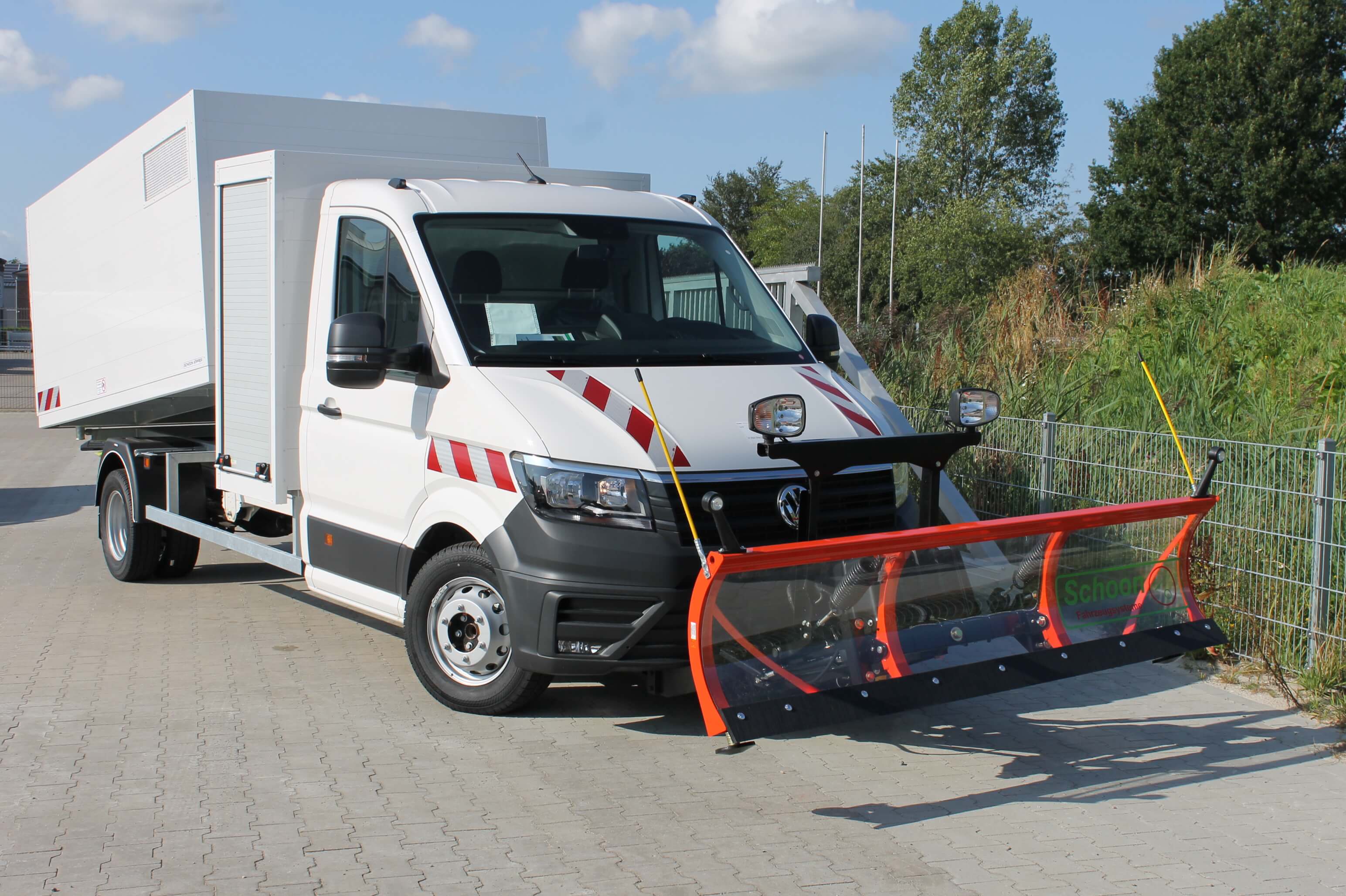 Volkswagen Crafter mit Schoon Heckkipper, Gerätekasten, Schneeschild, Planenrollo, Netzplane mit Öffnung