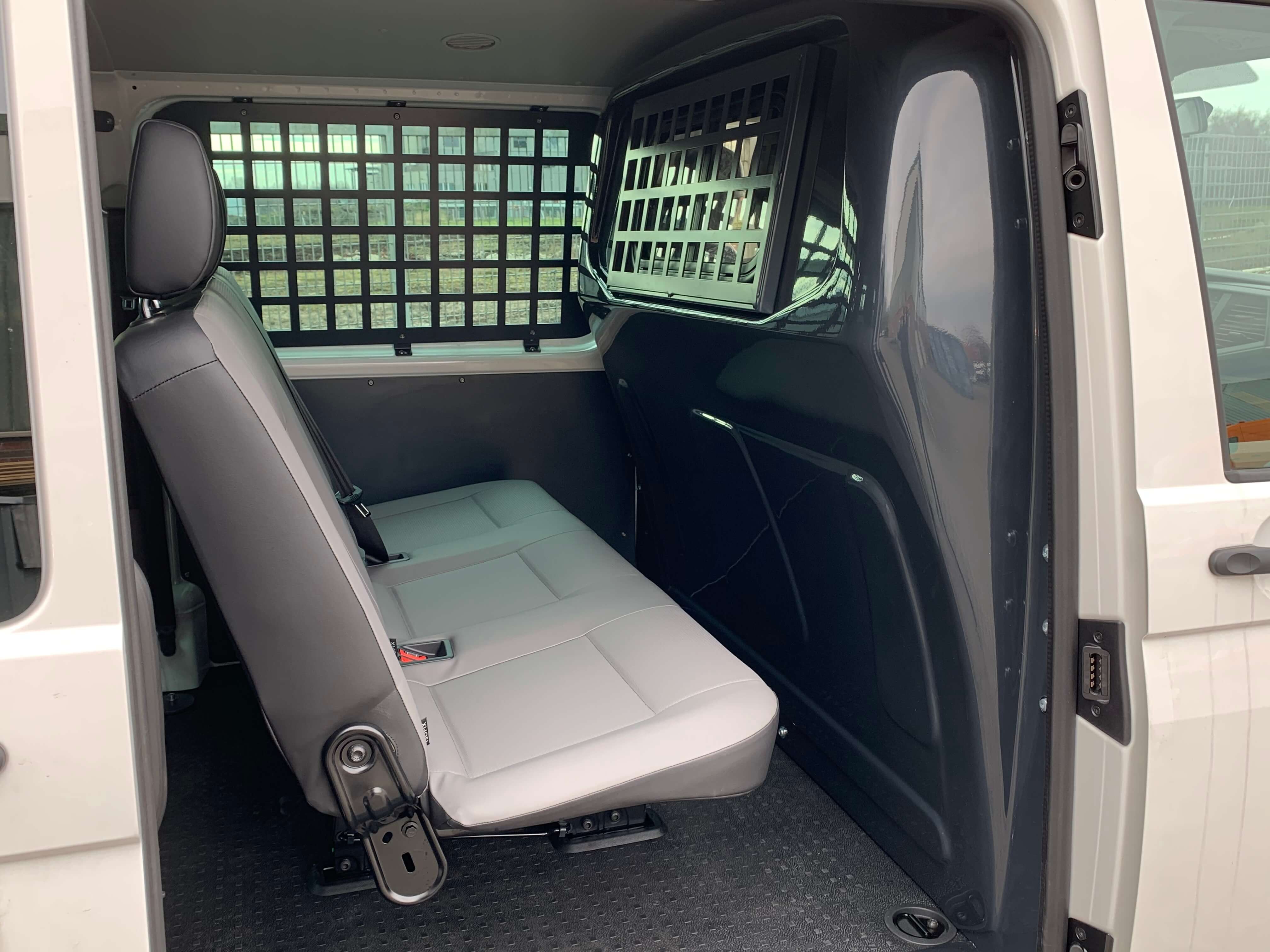 Volkswagen Transporter T6.1 Kombi mit Ausbau zum Gefangenentransporter (1)