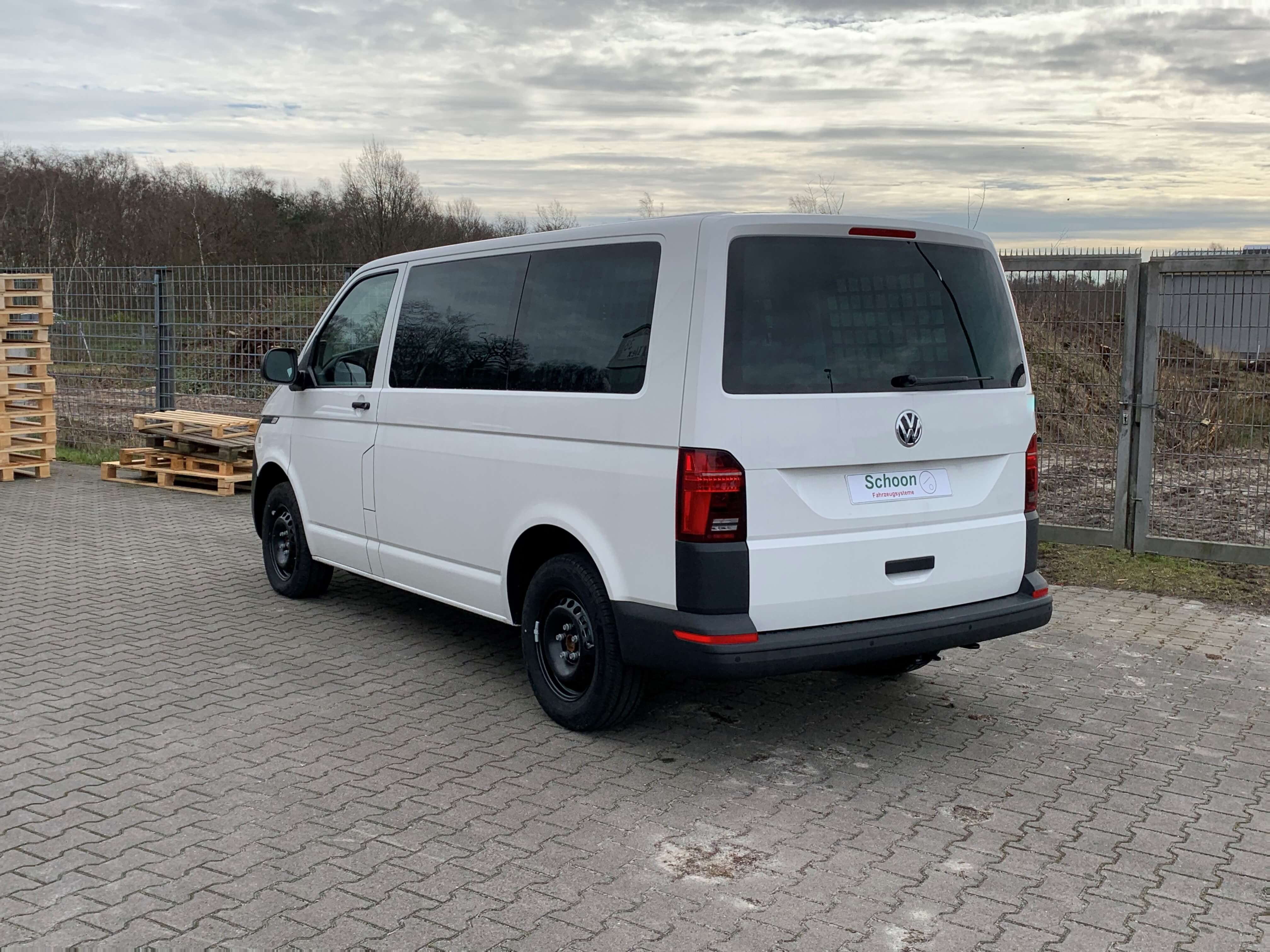 Volkswagen Transporter T6.1 Kombi mit Ausbau zum Gefangenentransporter (3)