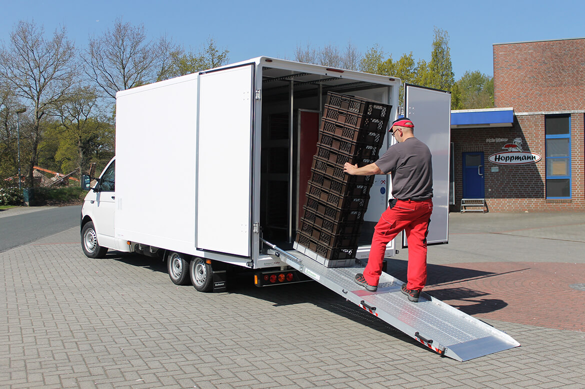 Volkswagen Transporter Zugkopf mit AL KO Chassis und Schoon Kofferaufbau mit einer Laderampe, Laderaumbeleuchtung und Systemgestänge für Bäckerei