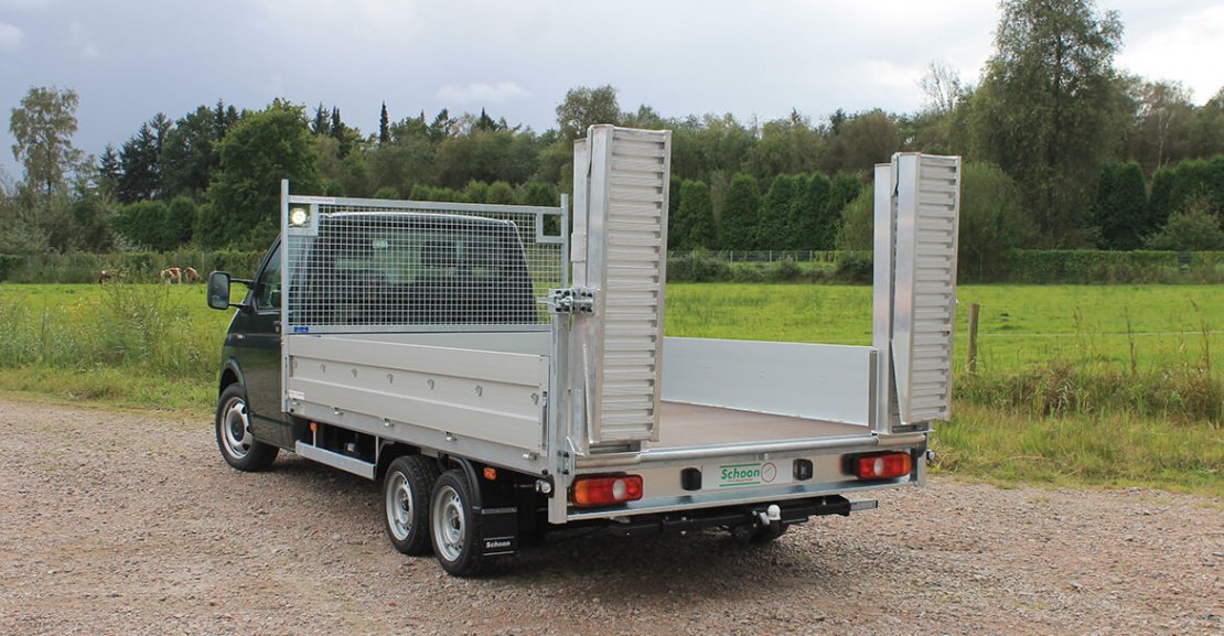 Volkswagen Transporter Zugkopf mit AL KO Chassis und Schoon Pritsche, Rampen, Stirnwandgitter und Arbeitsscheinwerfer (2)