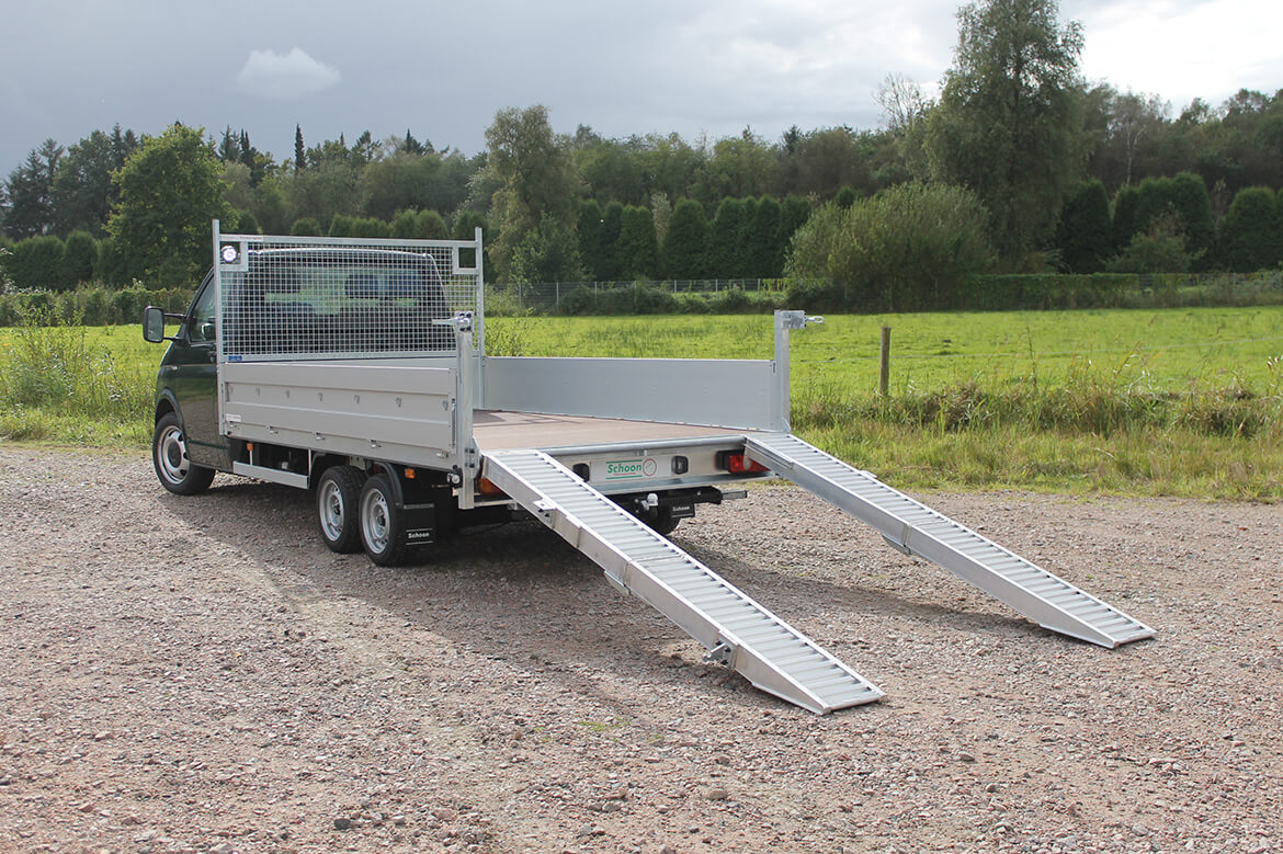 Volkswagen Transporter Zugkopf mit AL KO Chassis und Schoon Pritsche, Rampen, Stirnwandgitter und Arbeitsscheinwerfer (3)