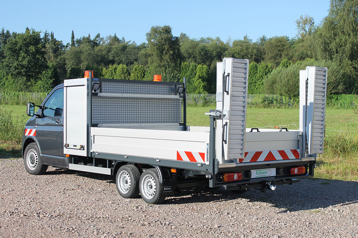 Volkswagen Transporter Zugkopf mit AL KO Chassis und Schoon Pritsche, Werkzeug und Gerätekasten, Rampen, Stirnwandgitter und Beleuchtungselemente (2)