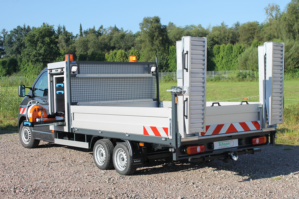 Volkswagen Transporter Zugkopf mit AL KO Chassis und Schoon Pritsche, Werkzeug und Gerätekasten, Rampen, Stirnwandgitter und Beleuchtungselemente (3)