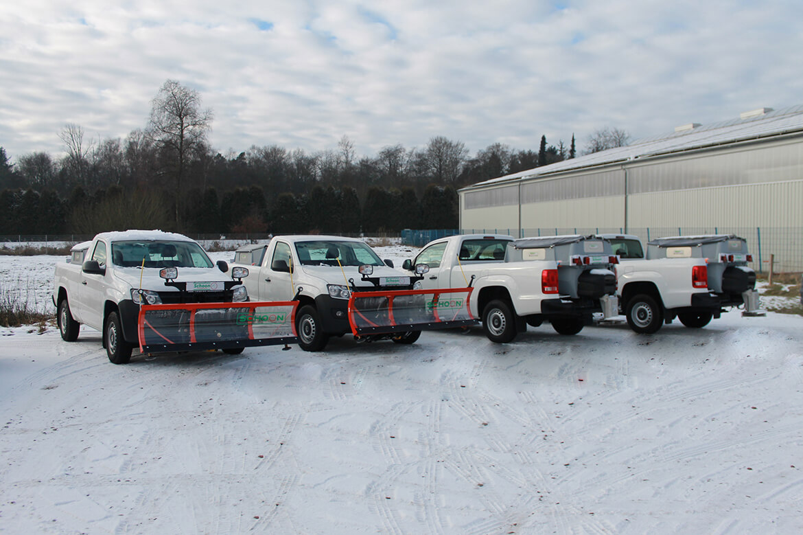 Winterdienstfahrzeuge mit Schoon Schneeschild und Streuer