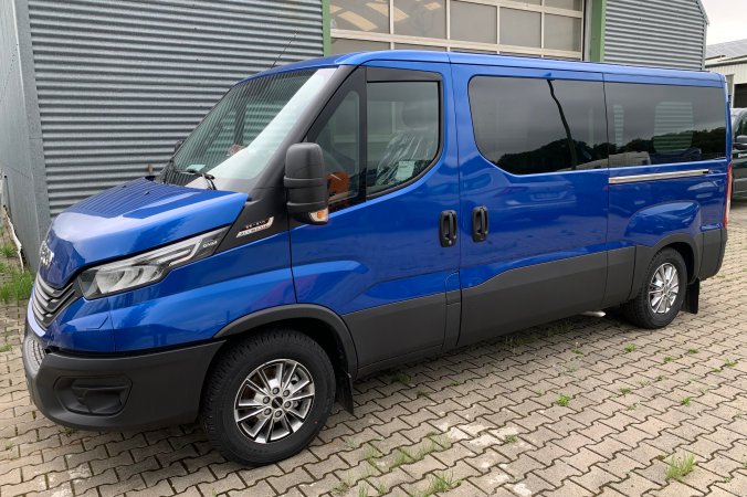 IVECO Daily mit Schoon Busausbau, Mehrzwecksystemboden, Seitenwandverkleidung, Einzelsitze, Trittstufe (3)