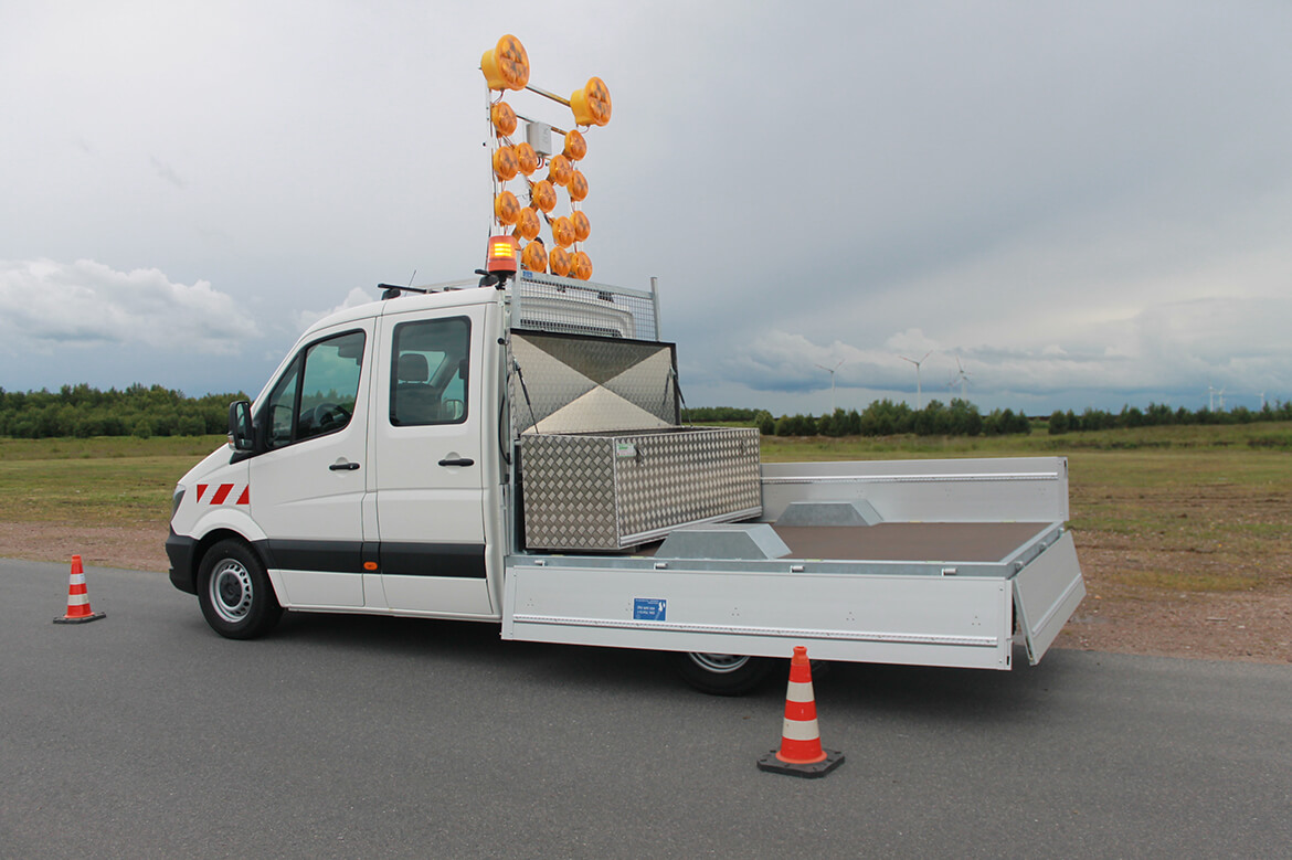 Mercedes Benz Sprinter mit Schoon Tiefpritsche, Blinkpfeilanlage, Rundumkennleuchte, Werkzeugkiste, Stirnwandgitter