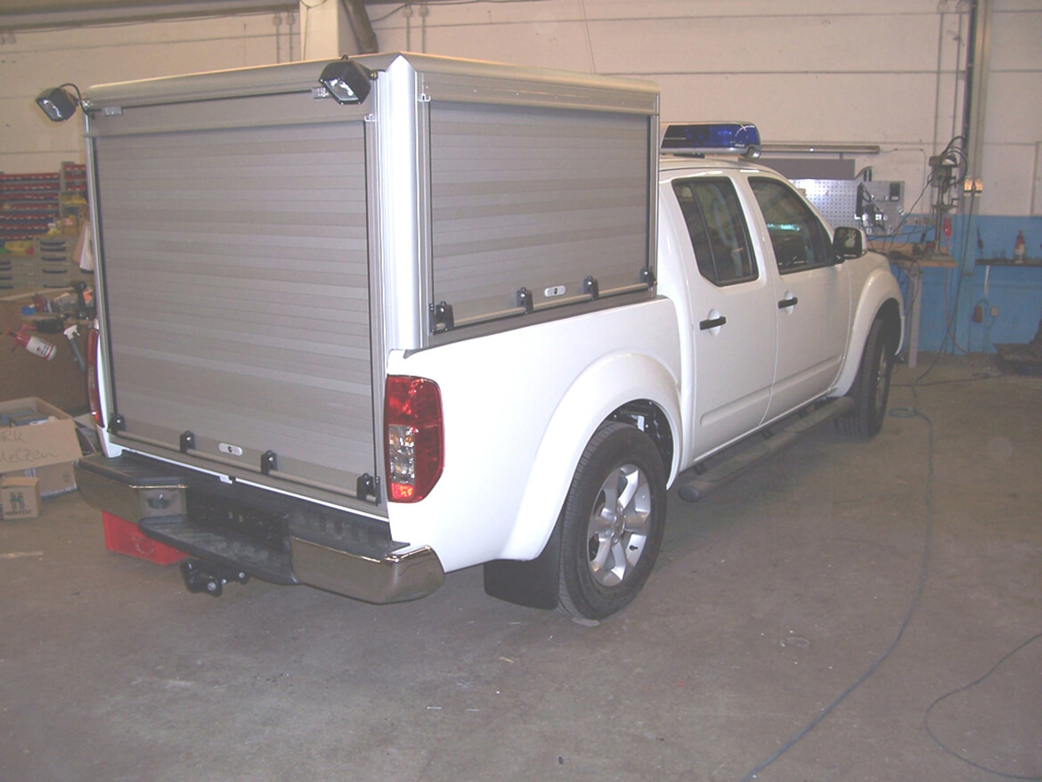 PickUp mit Schoon Aluminiumkofferaufbau mit Aluminiumrollos, Blaulichtanlage, Heckblitzer am Dach, Arbeitsscheinwerfer