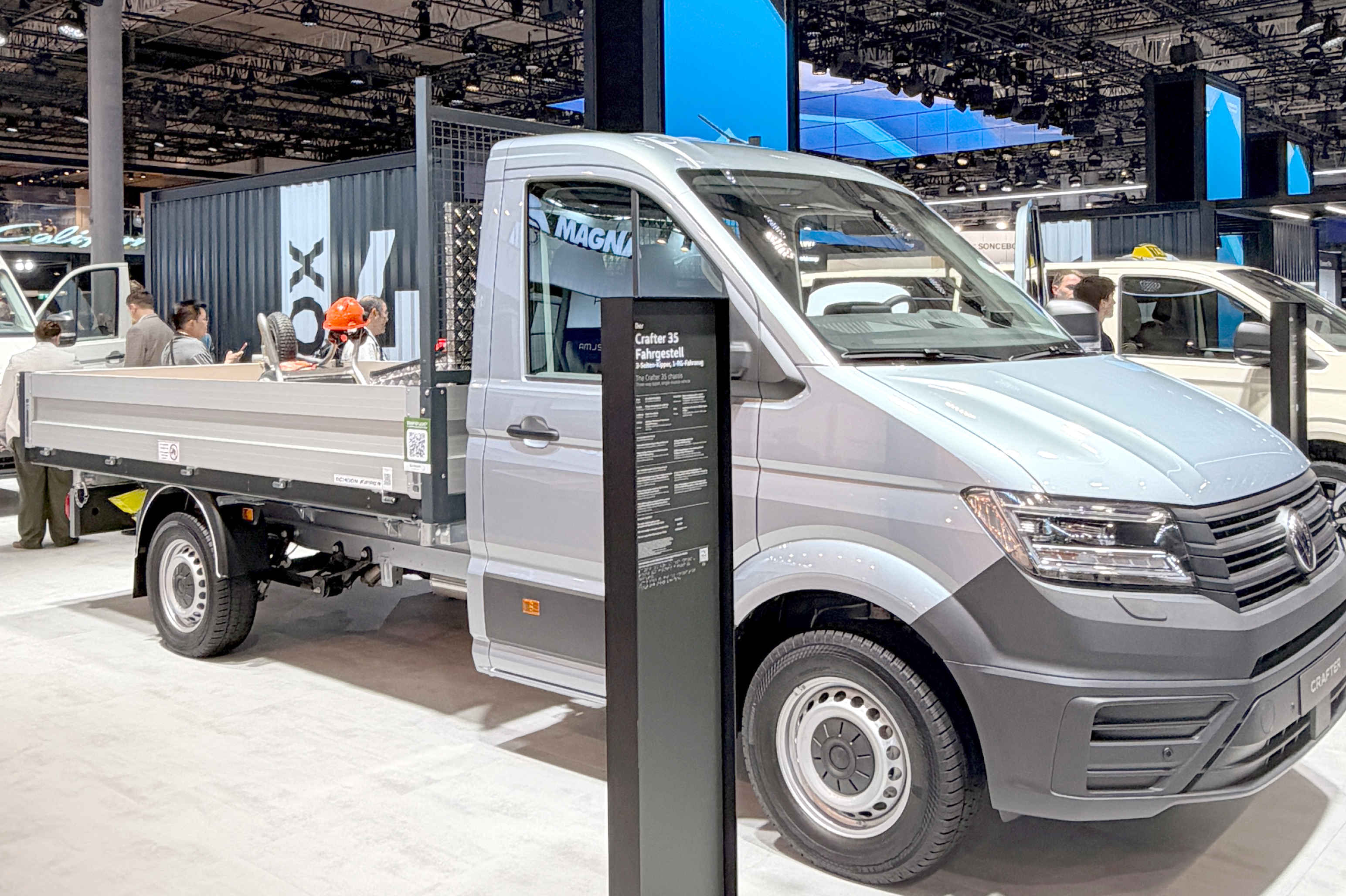 VW Crafter mit Schoon Kipper, Werkzeugkiste und Stirnwandgittr IAA 2026 Halle 12 VW
