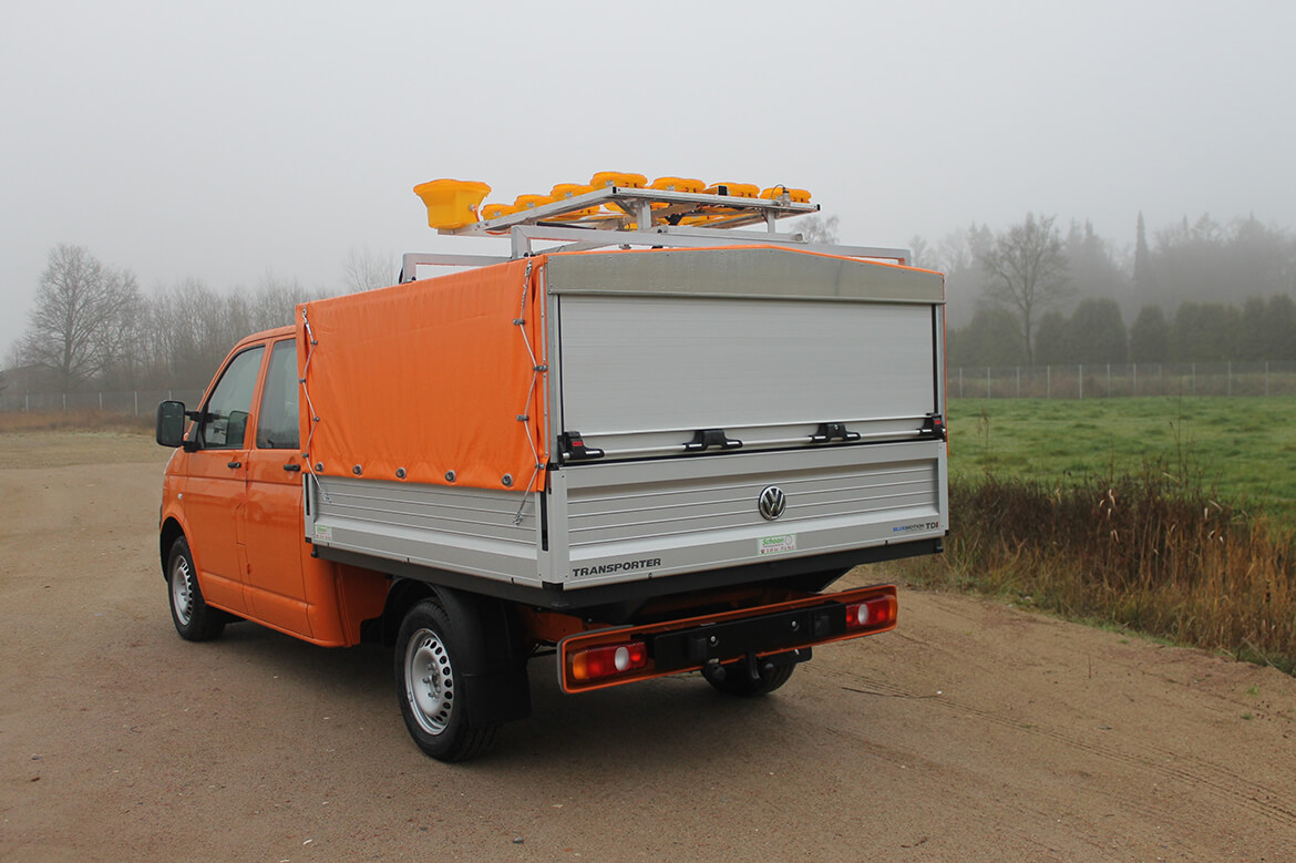 Werkspritsche mit Schoon Planenaufbau, Heckbereich mit Rollo, Warntafel